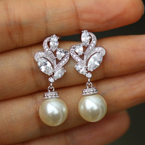 Orecchini Pendenti Eleganti con Perle e Motivi Floreali per Donne, Stile Coreano Chic, Accessorio Moda da Sposa - Product Image 1