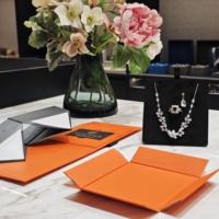 Boîte d'emballage pour bijoux à couvercle rabattable, coque en papier orange avec doublure en velours noir, boîte cadeau personnalisée pour collier, bague, bracelet