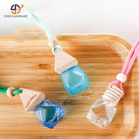 Vente en gros de mini bouteilles de diffuseur de voiture suspendues en verre de 6ml 8ml 10ml avec bouchon en bois pour voyage