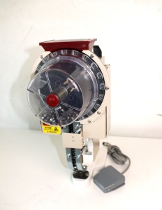 Nouvelle machine automatique à œillets à tête unique durable pour la fabrication de sacs à main, étiquettes en tissu, papier, bâches imperméables et bannières - Product Image 1