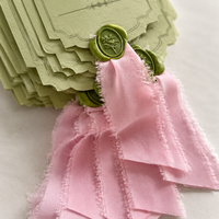Cartes de menu de mariage personnalisées romantiques, vert sauge et rose, ruban, pompon, papier artistique, fait main