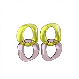 Boucles d'oreilles en résine colorées pour femmes – Boucles d'oreilles de créateur faites à la main avec motifs uniques, accessoires de bijouterie légers - Product Image 1