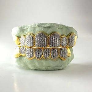 Grillz de Dientes de Moissanita de Excelente Calidad y Estilo, con Polvo de Diamante, Joyería Hip Hop Personalizada de Proveedor Indio en Venta - Product Image 2