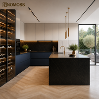 Cuisine haut de gamme de style italien pour projet de villa de luxe avec îlot en marbre et éclairage LED intégré