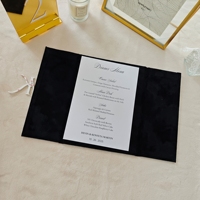Folio d'invitation de mariage luxueux en velours noir avec fermeture à monogramme en acrylique argenté – Élégance et luxe pour vos cartes de mariage