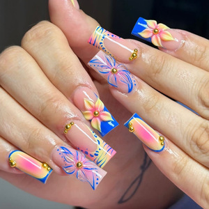 Uñas postizas francesas largas con diseño de rayas degradadas, flores 3D y cuentas de acero, uñas a presión desmontables para manicura festiva. - Product Image 1
