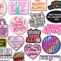 En gros, écussons brodés colorés à motifs de dessins animés et écussons thermocollants à lettres et slogans DIY pour vêtements, chapeaux, vestes, sacs à dos et broderies