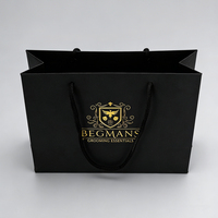 Sacs de shopping en papier kraft noir recyclables, personnalisés avec logo imprimé et estampage à chaud doré, pour emballage promotionnel de vêtements et cadeaux de détail
