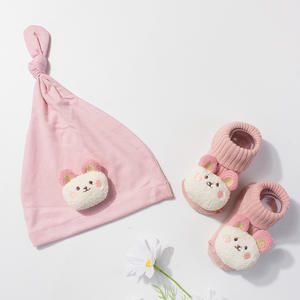 新しいヨーロッパとアメリカのベビーシフォンハットとソックスセットモーダルベアハット子供の組み合わせソフトベビー2ピースセット - Product Image 3
