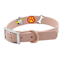 Collier pour Chien en PVC Imperméable avec Boucle en Alliage de Zinc Chromé Antirouille, Logo Personnalisé DIY, Orné de Breloques Mignonnes et Tendance