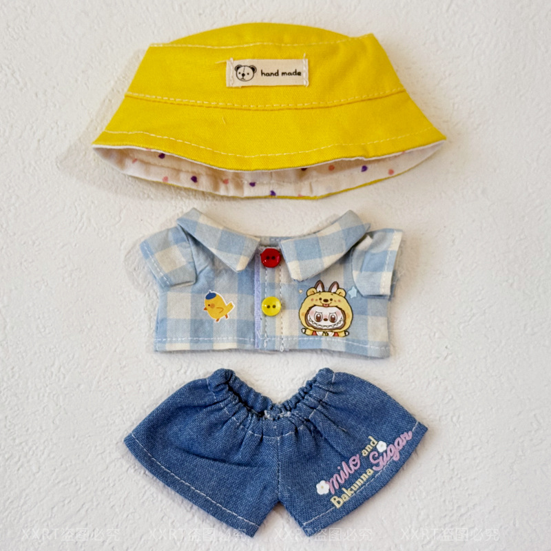 Camisa de dibujos animados azul y blanca, jeans con letras, sombrero de oso amarillo