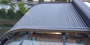 Tragaluz de listones de aluminio con aislamiento automático Diseño moderno Cortina de techo eléctrica Persiana Toldo de metal inteligente Instalación incorporada - Product Image 6