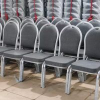Chaises de banquet en gros à prix abordable de Chine, empilables, en métal gris, pour hôtels, restaurants, et chaises pour enfants pour événements de mariage