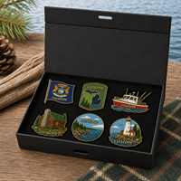 Lot de badges émaillés personnalisés du Michigan en gros, avec boîte cadeau, thème bateau de pêche du Grand Lac et cabane en bois, ensemble de souvenirs touristiques