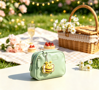 HS Breloques en PVC mignonnes en forme de couronne d'abeille, diverses breloques de dessins animés, boutons floraux colorés, accessoires décoratifs pour sacs unisexes et sabots décontractés