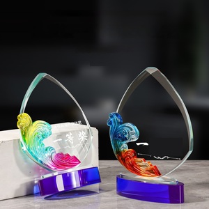Trophée en verre cristal transparent de haute qualité, personnalisé avec glaçure colorée et base bleue, gravé au laser - Product Image 3