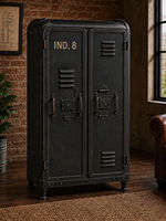 Armoire à liqueurs vintage industrielle en métal avec portes doubles, étagères en bois, rangement pour bouteilles de vin et verres, pour la décoration de bar à domicile ou de salon