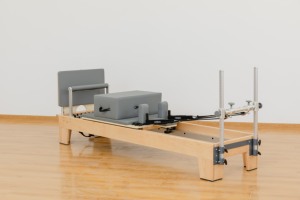 <span class=keywords><strong>Lit</strong></span> <span class=keywords><strong>de</strong></span> Pilates haut <span class=keywords><strong>de</strong></span> gamme pour studio <span class=keywords><strong>de</strong></span> fitness professionnel, structure en bois d'érable avec barre à 7 positions et appui-tête réglable - Product Image 3