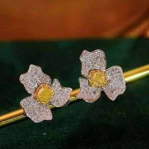 Xinfly 18k ต่างหูเม็ดเดี่ยวรูปกลีบดอกกุหลาบสีเหลืองทองคำบริสุทธิ์ประดับเพชรธรรมชาติ - Product Image 2