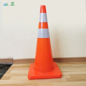 Cônes de signalisation routière en PVC rouge de 700 mm, réflecteurs prismatiques haute intensité, construction monobloc, avertissement routier - Product Image 1