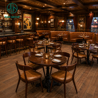 Ensemble de restaurant haut de gamme Ron Group : tabourets de bar, table ronde en bois, banquette demi-cercle en cuir capitonné, chaise en cuir