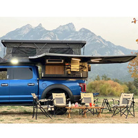 Nouveau modèle de camping-car léger avec un aménagement intérieur moderne pour les voyages en plein air, camions