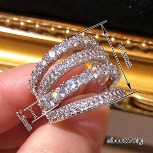 Anello a strati con accenti geometrici in cristallo per donna, accessori minimalisti alla moda per l'uso quotidiano - Product Image 4