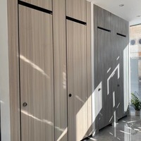 Panneaux de cloison de toilettes en HPL imperméables et ignifuges à effet bois, système de cabines de salle de bain pour usage commercial
