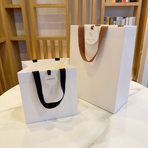 Eco-Friendly Custom Logo <b>Wedding</b> Candy Shopping <b>Bag</b> Packaging Paper <b>Gift</b> <b>Bag</b> Clothing Shop Paper <b>Bags</b> with Hang Tag - Product Image 3