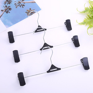 Cintre à pantalons en acier inoxydable avec pinces noires pour le rangement des vêtements et l'utilisation dans la salle de bain - Product Image 1
