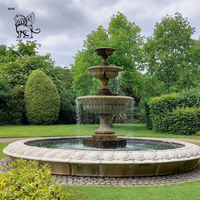 Grande fontaine à eau en marbre blanc sculptée à la main à 3 niveaux avec relief floral pour projet de jardin de villa extérieure