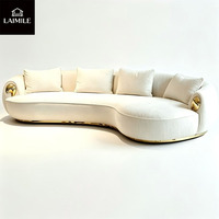 Modernes Gebogenes Ecksofa Weißes Stoffbezogenes Sofa Goldfarbene Metallbasis Luxuriöses Halbmond-Sofa für Villa-Wohnzimmer