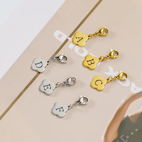 Pendentifs et breloques tendance en acier inoxydable plaqué or 18 carats PVD, motif pétale de fleur, 26 lettres A-Z, avec fermoir mousqueton