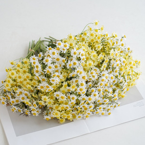 Fleurs artificielles en soie, marguerites blanches et jaunes, bouquets réalistes, accessoires de décoration pour mariage et maison, style européen - Product Image 1