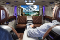 Kit de conversion intérieur de luxe pour Mercedes Vito V-Class W447 avec cloison intégrale, TV relevable, sièges Captain VIP et plafond Starlight d'origine