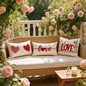 Housse de coussin moderne en tissu brodé en forme de cœur rouge pour la Saint-Valentin - Product Image 1