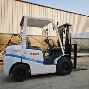 Montacargas TCM 3T Usado de 3 Toneladas a Gas GLP con Desplazador Lateral Hidráulico, Neumáticos Sólidos y Mástil de Dos Etapas - Product Image 3