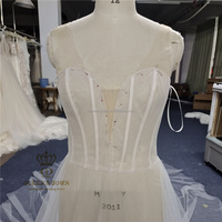 QUEENS GOWN A-ligne robe de mariée col en V profond broderie dentelle sans manches longue Train robes de mariée