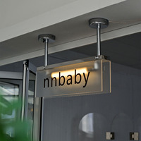 Boîte lumineuse LED en acrylique double face suspendue au plafond, panneau lumineux suspendu avec tige métallique, logo personnalisé