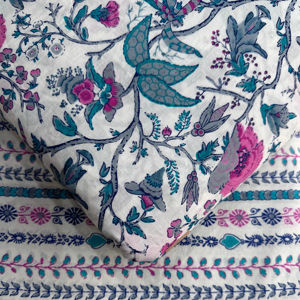 Tela Cambric suave y ligera con estampados únicos y elegantes adecuados para la moda usable de todas las estaciones - Product Image 1