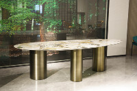 Table de salle à manger de luxe légère, table ovale avec plateau asymétrique sur base de table à 3 pieds en or massif