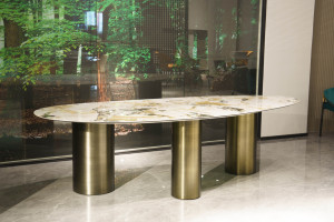 Tavolo da Pranzo Ovale di Lusso Leggero con Piano Asimmetrico e Massiccia Base Dorata a 3 Gambe - Product Image 4