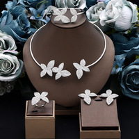 Parure de bijoux de luxe 4 pièces en zircon cubique motif floral pour femme : collier ras-du-cou ouvert, bracelet, bague et boucles d'oreilles clous – Bijoux de mariage et de mariée