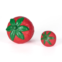 Op maat gemaakte PU-schuim rode aardbei-vormige fruit squishy knijp-speeltje anti-stressbal met aangepast logo - QF merk cadeau