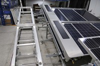 Véhicule de transfert pour robot de nettoyage solaire, chariot navette sur rail en alliage d'aluminium pour centrale photovoltaïque avec pont de raccordement et espace de stationnement