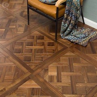 Parquet en bois hexagonal, sol en bois beige avec marbre