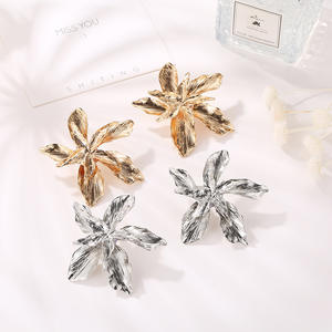 Pendientes de pétalos tridimensionales con flores de aleación a la moda para mujer - Product Image 5