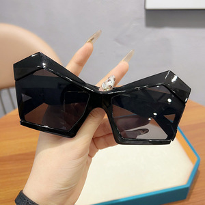 Lunettes de Soleil pour Femme Protection UV Style Sophistiqué pour Visage Large et Rond Rétro Monture Noire Verres Marron Uni 1255 - Product Image 5