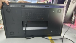 Monitor LCD Táctil Colgante Insovision INSO-S300, 3000 Nits de Alto Brillo, Señalización Digital OEM para Centros Comerciales y Aeropuertos - Product Image 2