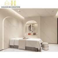 Aménagement intérieur complet de boutique de cosmétiques, parfums et soins de la peau, personnalisation de la pièce, vitrine en verre, décoration de magasin de maquillage, rénovation